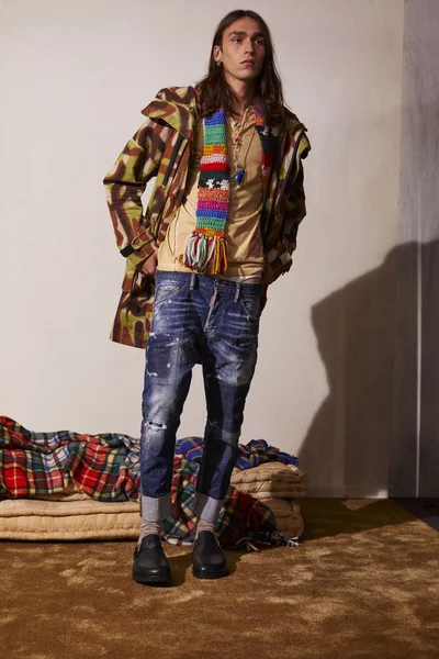 Look 16